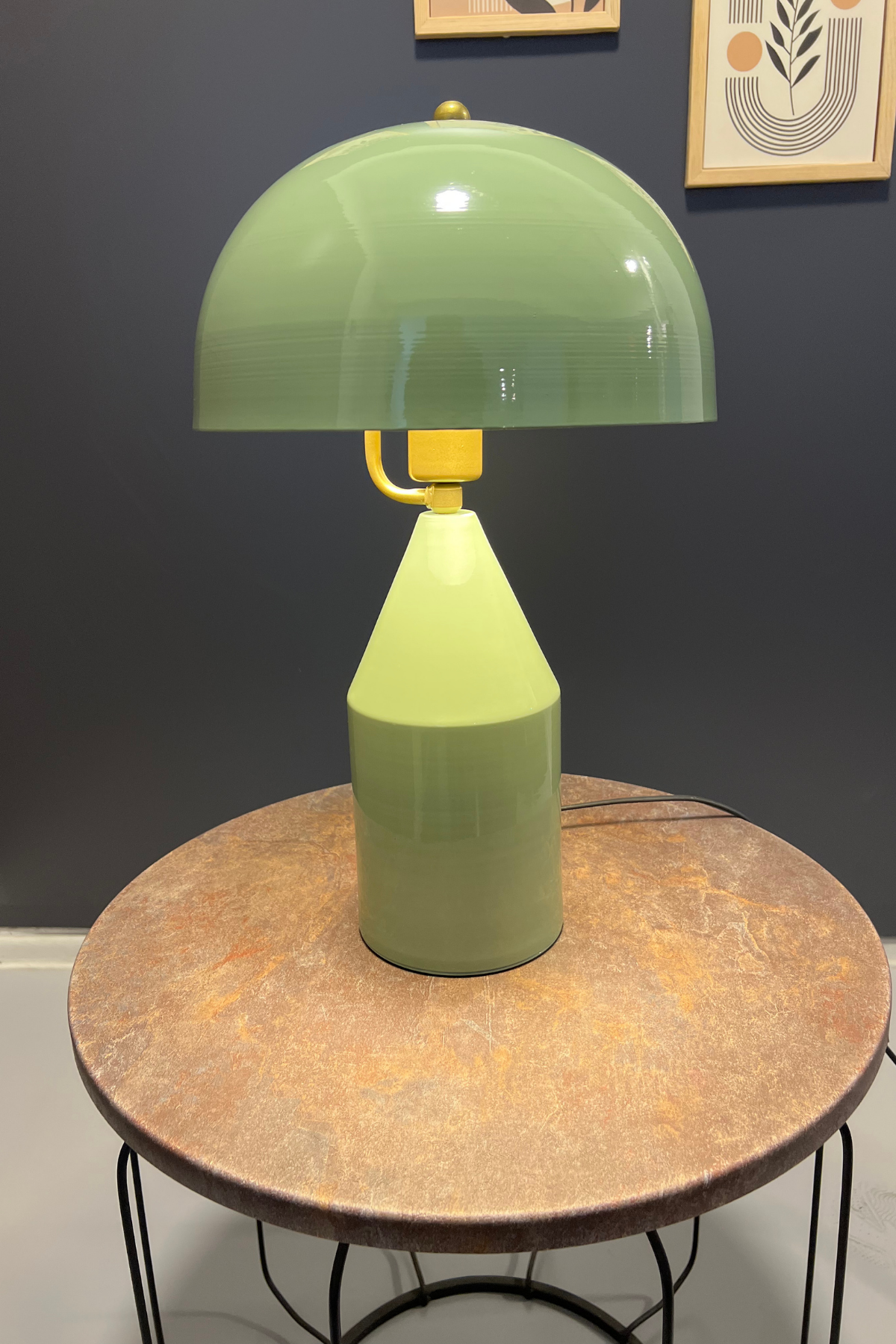 Toms Yeşil Masa Lambası Modern Dekoratif Metal Tasarım Şık Aydınlatma