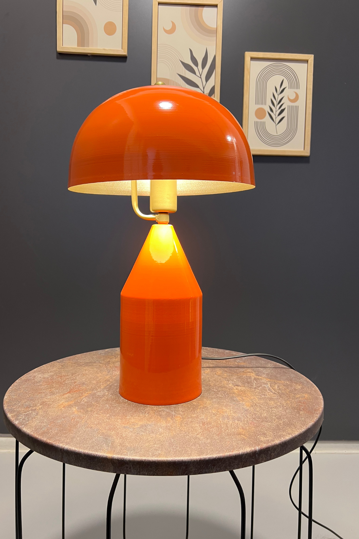 Toms Turuncu Masa Lambası Modern Dekoratif Metal Tasarım Şık Aydınlatma