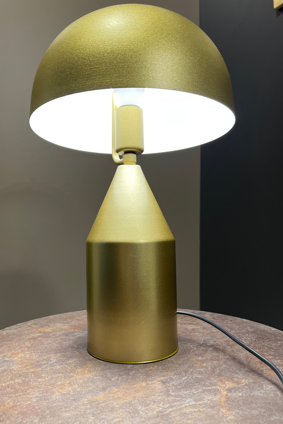 Toms Sarı Masa Lambası Modern Dekoratif Metal Tasarım Şık Aydınlatma