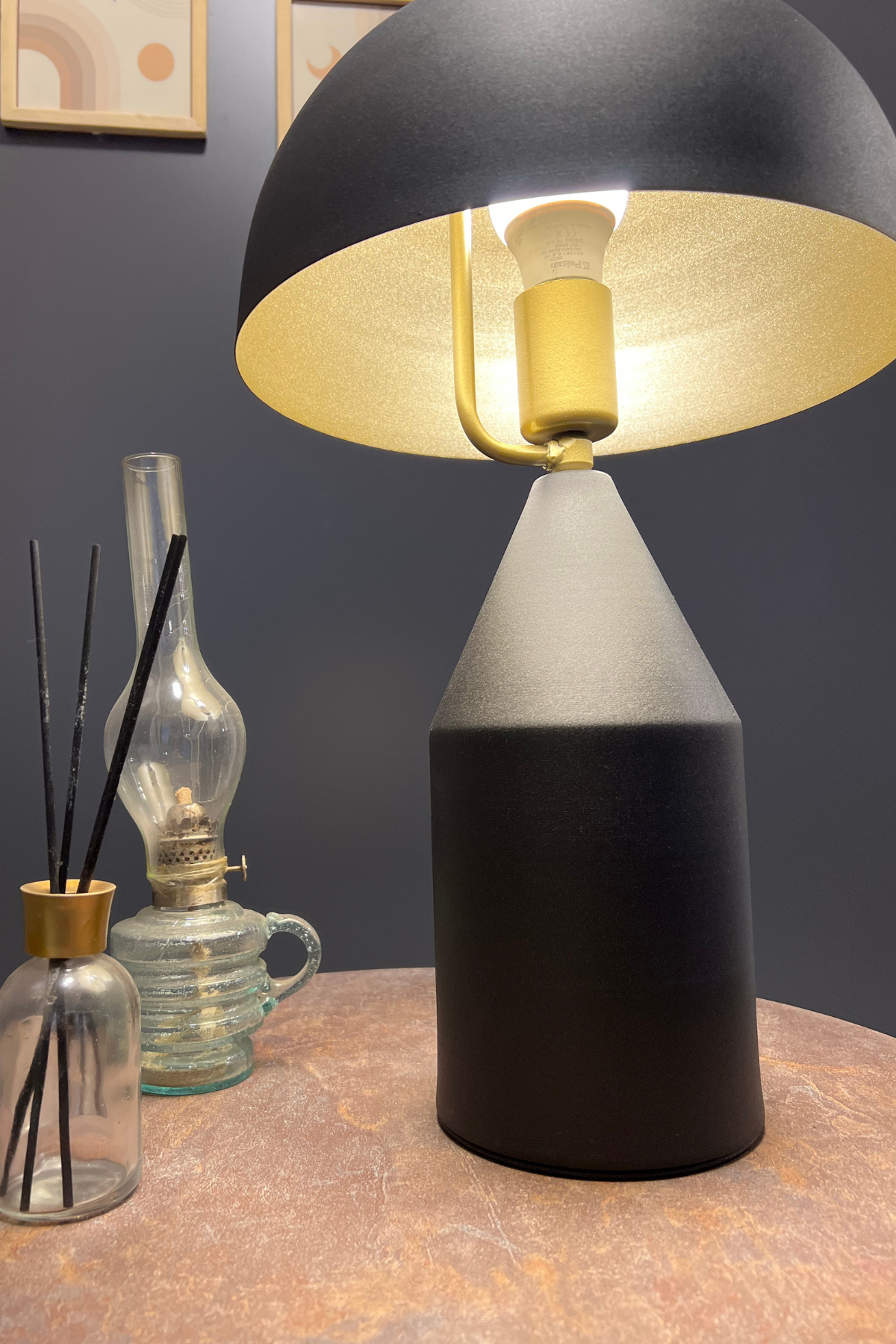 Toms Siyah Masa Lambası Modern Dekoratif Metal Tasarım Şık Aydınlatma