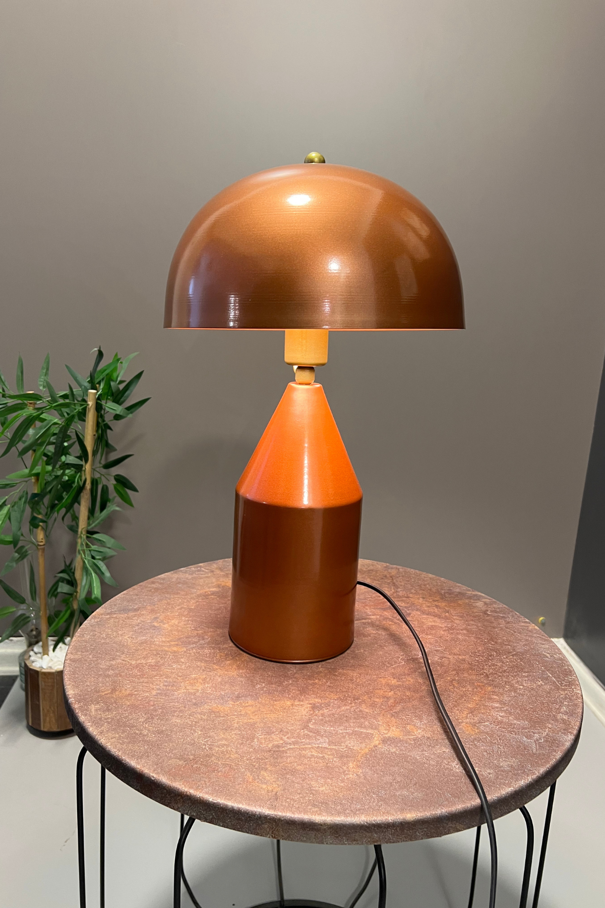 Toms Bakır Masa Lambası Modern Dekoratif Metal Tasarım Şık Aydınlatma