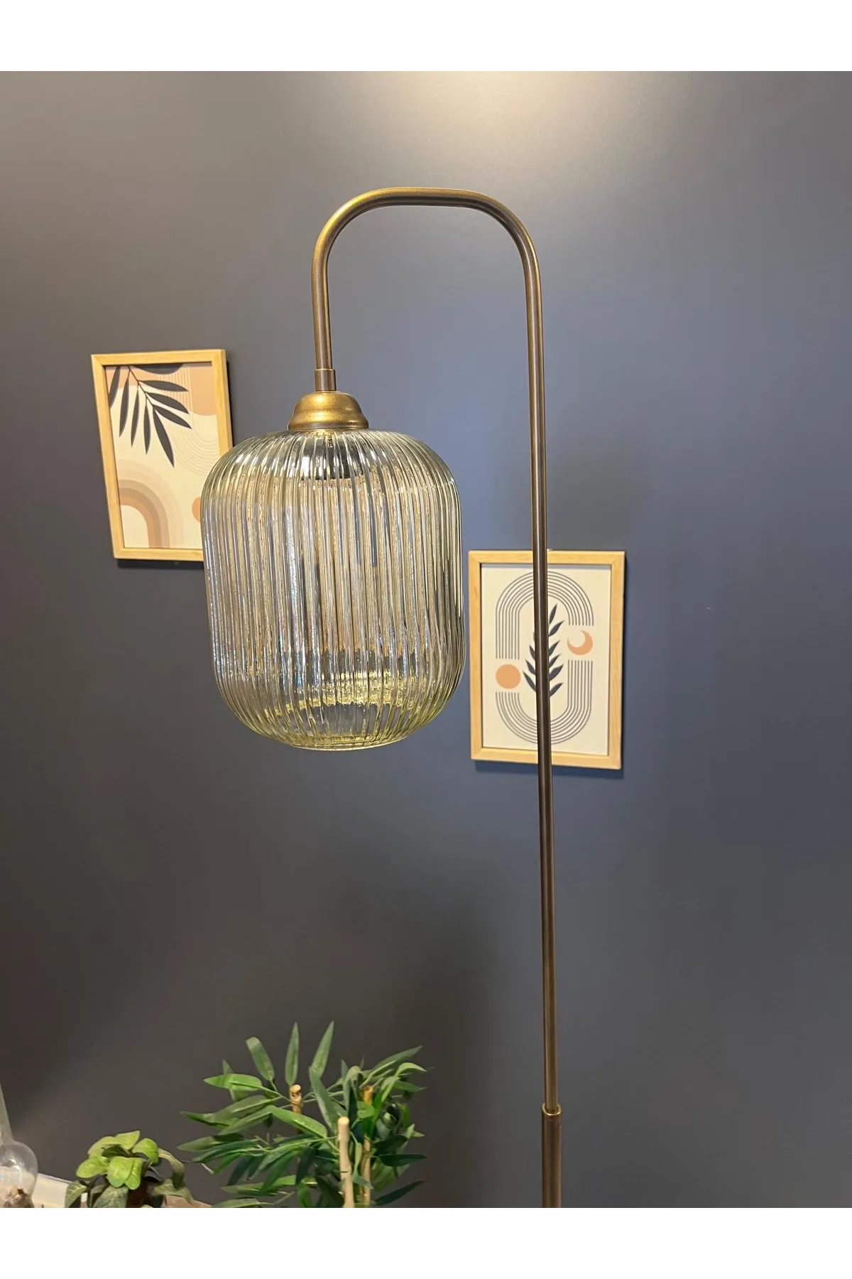 Luster Eskitme Lambader Metal Gövde Üfleme Camlı Dekoratif Metal Tasarım Şık Yerden Aydınlatma     