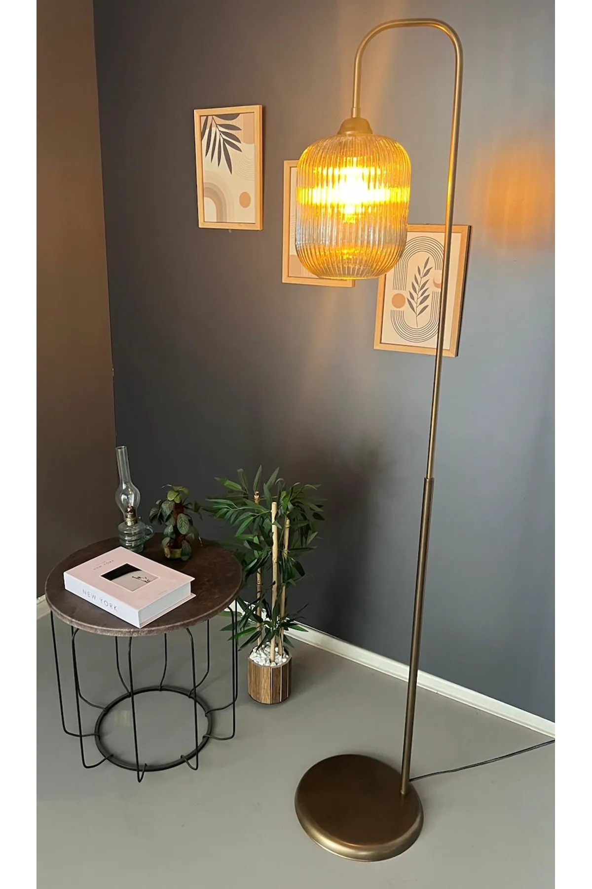 Luster Eskitme Lambader Metal Gövde Üfleme Camlı Dekoratif Metal Tasarım Şık Yerden Aydınlatma     