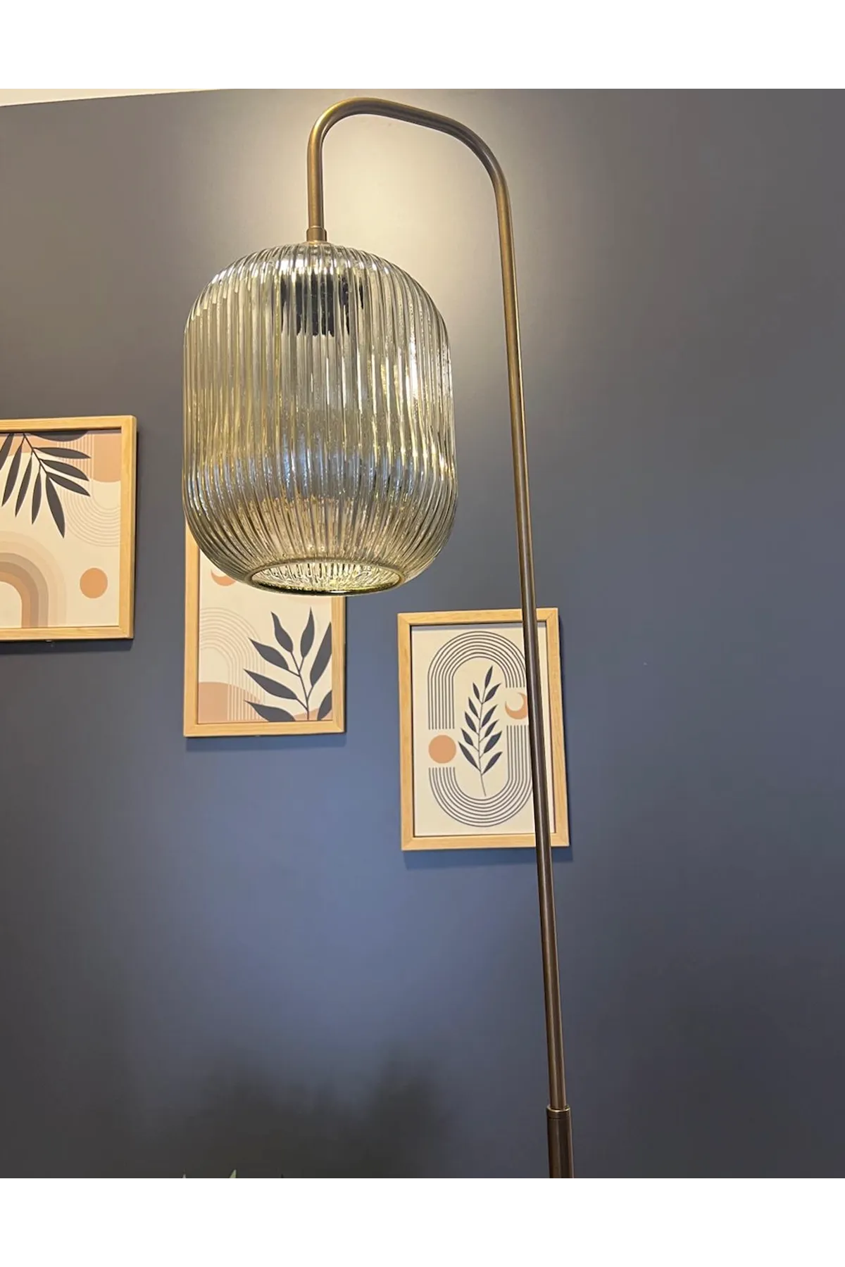 Luster Eskitme Lambader Metal Gövde Üfleme Camlı Dekoratif Metal Tasarım Şık Yerden Aydınlatma     