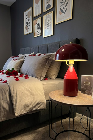 Toms Bordo Masa Lambası Modern Dekoratif Metal Tasarım Şık Aydınlatma